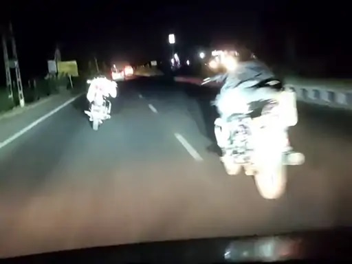 races on rajkots morbi road to stop heartbeat while sleeping on bike video2 - Trishul News Gujarati gujarat, rajkot, video viral, viral, ગુજરાત, રાજકોટ, વાયરલ વિડીયો, વિડીયો