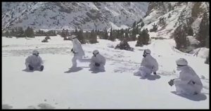 in the snow capped mountains of himachal itbp troopers played this wonderful childhood game watch the video - Trishul News Gujarati Himachal Pradesh, IPS officer Deepanshu Kabra, ITBP, Soldiers, જવાનો