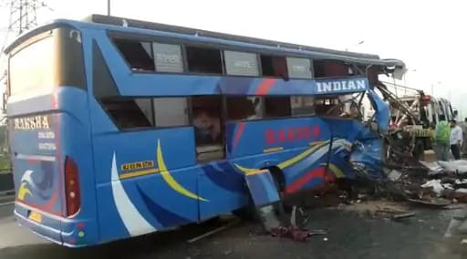 vadodara kapurai national highway private bus and truck accident 6 death4 - Trishul News Gujarati 6 people died, accident, Kapurai Chowk, vadodara, VADODARA ACCIDENT