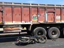 bike falls under tow truck on radhanpur national highway trishulnews - Trishul News Gujarati