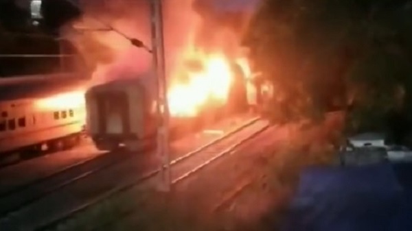 fire inside a train running from lucknow to rameshwaram near madurai railway station 1