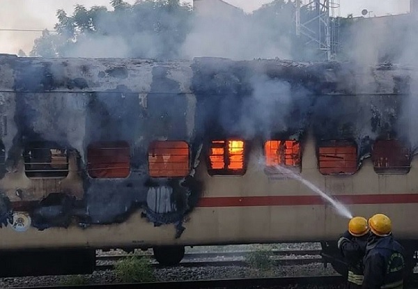 fire inside a train running from lucknow to rameshwaram near madurai railway station 3